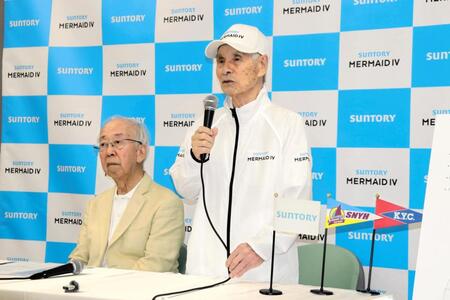 ２０２７年春にヨットでの単独無寄港太平洋横断に挑戦する堀江謙一氏（右）