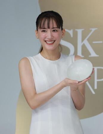 自ら金継ぎした器を手に笑顔の綾瀬はるか（撮影・金田祐二）