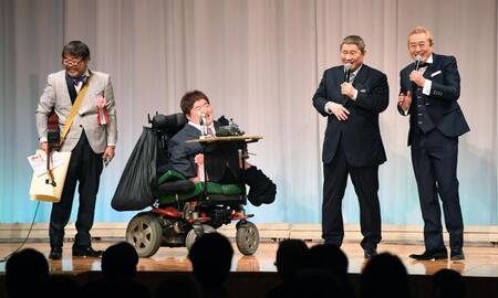 東京スポーツ映画大賞で特別芸能賞を受賞し、（右から）ガダルカナル・タカ、ビートたけしらと壇上で笑顔を見せるグレート義太夫さん（左端）＝２０１９年２月