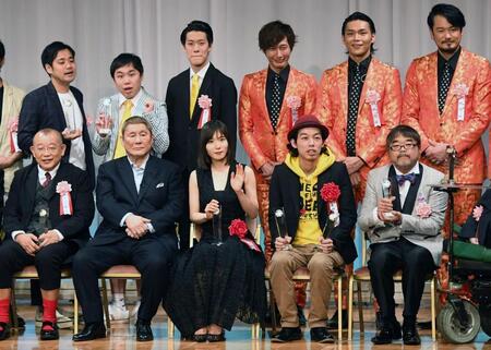 東京スポーツ映画大賞授賞式でビートたけし（前列左から２人目）らと記念撮影に納まるグレート義太夫さん（同右端）＝２０１９年２月
