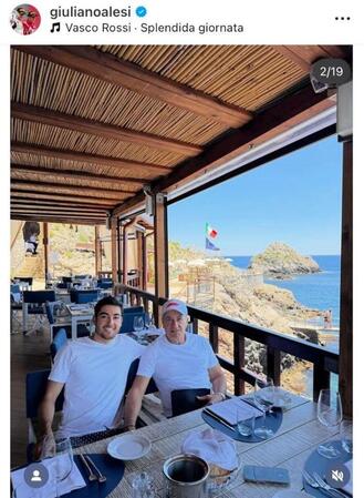 長男ジュリアーノ（左）と父・アレジ氏。ジュリアーノのインスタグラム＠ｇｉｕｌｉａｎｏａｌｅｓｉ（９月５日付）より