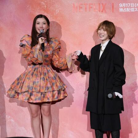 仲良しの仲里依紗と松岡茉優（撮影・金田祐二）
