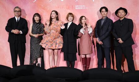 会場を盛り上げた（左から）渡部篤郎、永作博美、仲里依紗、松岡茉優、田中みな実、間宮祥太朗、Ｙｕｋｉ　Ｓａｉｔｏ監督（撮影・金田祐二）