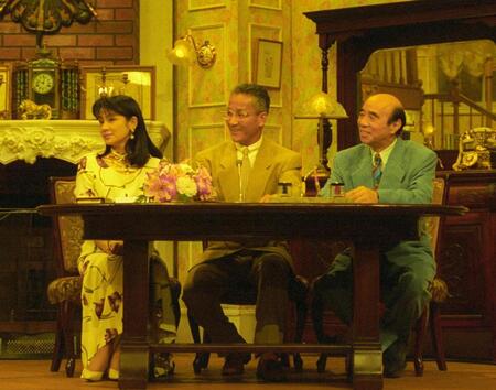 「探偵ナイトスクープ」の初代局長を務めた上岡龍太郎さん（中央、右は横山ノックさん）＝１９９４年５月