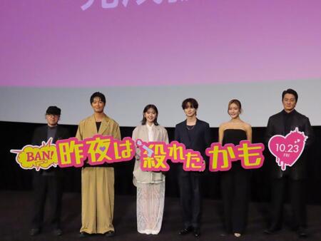 完成披露上映会に出席した鈴木愛理（左から３番目）、ＴＨＥ　ＲＡＭＰＡＧＥの吉野北人（左から４番目）ら