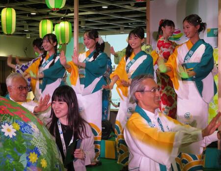 楽しそうに踊るニコラモデルの（後列左から）崎浜梨瑚、中瀬梨里、葵かんな、かのん