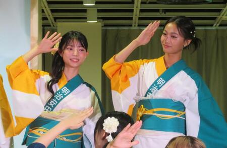 楽しそうに踊るニコラモデルの葵かんな（左）とかのん