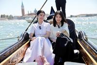 ゴンドラに乗る蒔田彩珠（左）と出口夏希＝イタリア・ベネチア