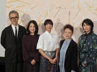 笑顔の（左から）渡部篤郎、国仲涼子、石橋静河、加賀まりこ、松たか子