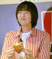 オリジナルチキンを頬張り笑顔の佐藤栞里