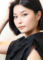 ポーズをとる椿原愛（撮影・石井剣太郎）
