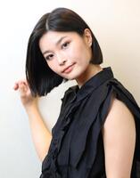 ポーズをとる椿原愛（撮影・石井剣太郎）