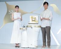 笑顔の綾瀬はるか（左）と西島秀俊（撮影・金田祐二）