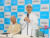 ２０２７年春にヨットでの単独無寄港太平洋横断に挑戦する堀江謙一氏（右）