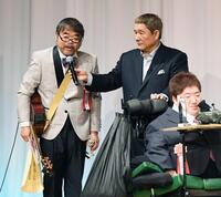 東京スポーツ映画大賞で特別芸能賞を受賞し、ビートたけし（中央）からマイクを向けられるグレート義太夫さん（左）＝２０１９年２月