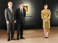 レオナルド・ダ・ヴィンチ「女性の肖像」（奥）と（左から）菅谷富夫・国立新美術館館長、クリストフ・ルリボー　ルーヴル美術館総裁・館長、北川景子
