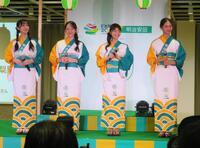 明治安田カラーの浴衣姿で盆踊りに参加したニコラモデルの（左から）崎浜梨瑚、中瀬梨里、葵かんな、かのん