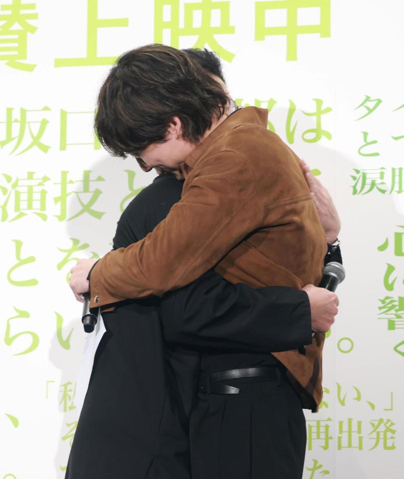 中野量太監督と抱き合う坂口健太郎（手前）＝撮影・石井剣太郎