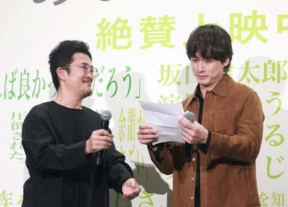 中野量太監督（左）からの手紙に目を潤ませる坂口健太郎＝撮影・石井剣太郎