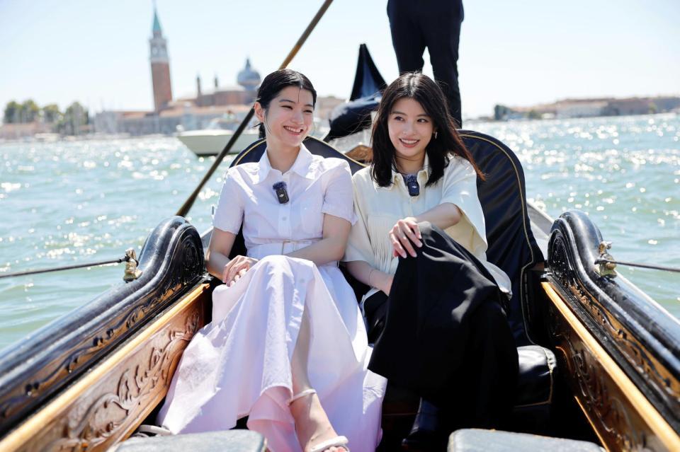 ゴンドラに乗る蒔田彩珠（左）と出口夏希＝イタリア・ベネチア