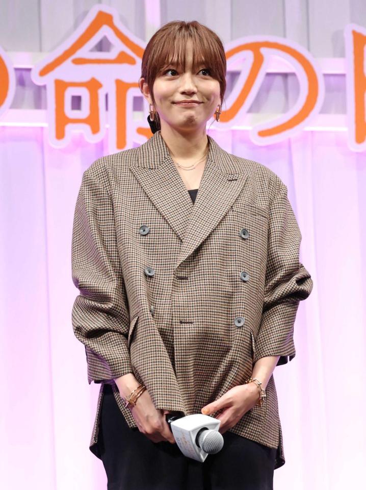 ふっくらしたお腹で笑顔を見せる川口春奈（撮影・伊藤笙子）