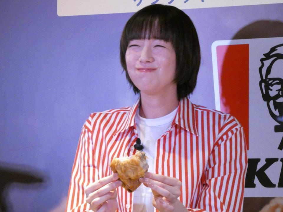 オリジナルチキンを頬張り笑顔の佐藤栞里