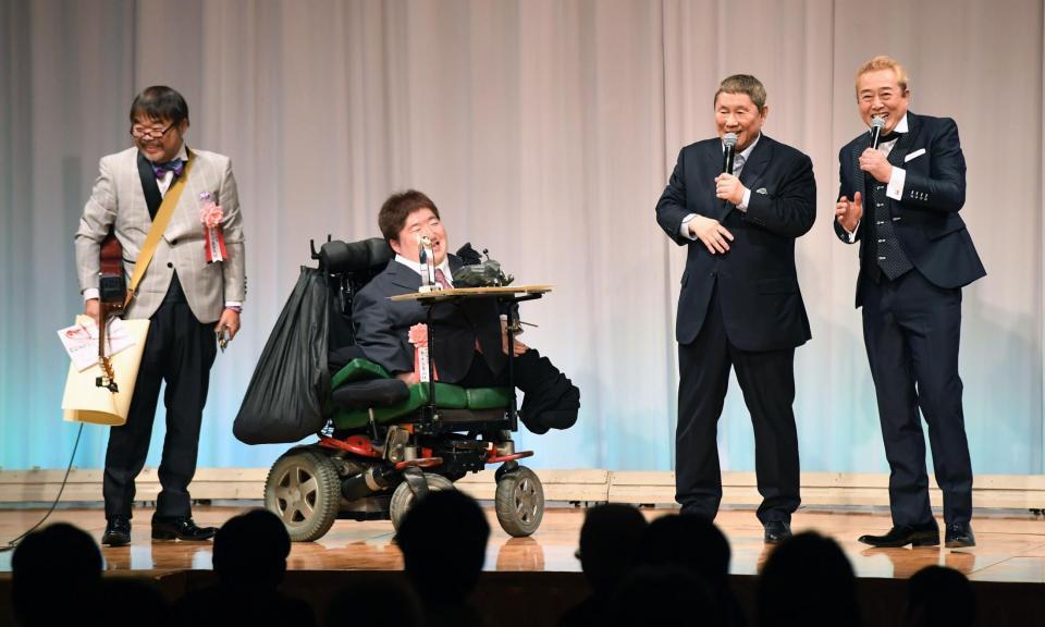 東京スポーツ映画大賞で特別芸能賞を受賞し、（右から）ガダルカナル・タカ、ビートたけしらと壇上で笑顔を見せるグレート義太夫さん（左端）＝２０１９年２月