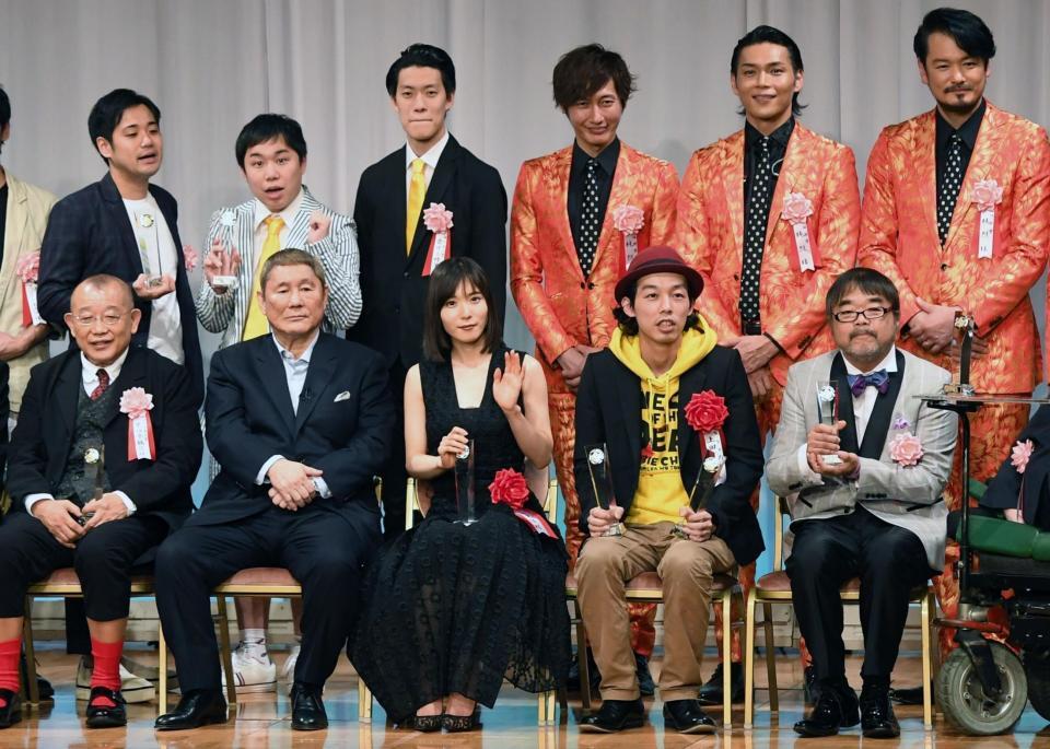 東京スポーツ映画大賞授賞式でビートたけし（前列左から２人目）らと記念撮影に納まるグレート義太夫さん（同右端）＝２０１９年２月