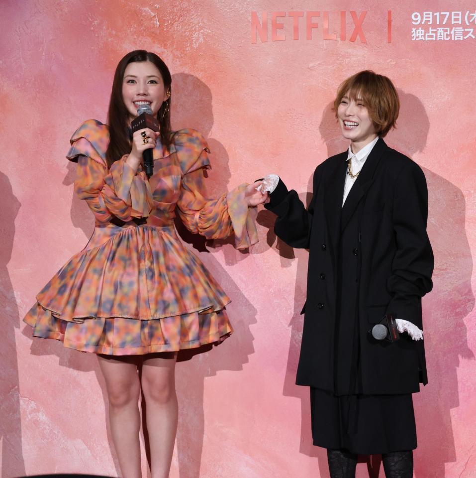 仲良しの仲里依紗と松岡茉優（撮影・金田祐二）
