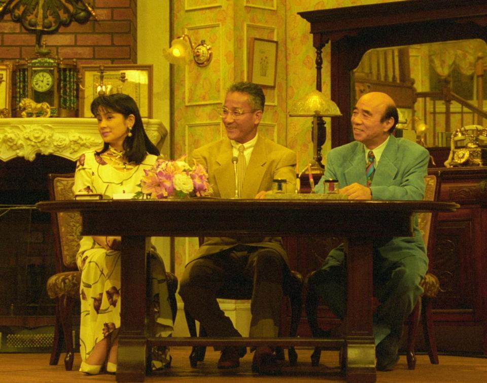 「探偵ナイトスクープ」の初代局長を務めた上岡龍太郎さん（中央、右は横山ノックさん）＝１９９４年５月