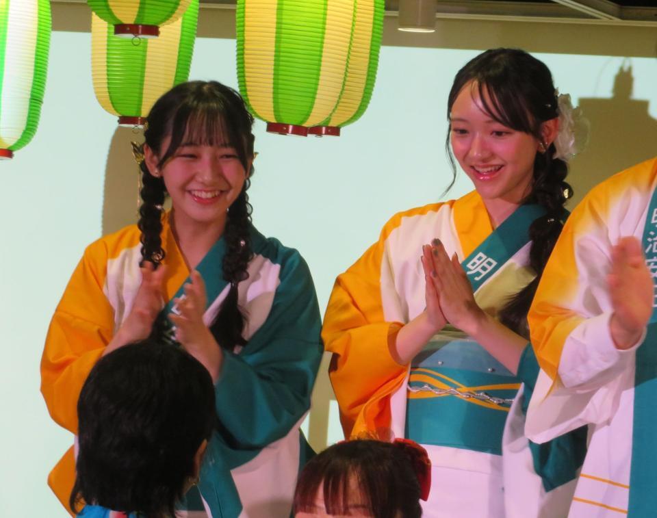 楽しそうに踊るニコラモデルの崎浜梨瑚（左）と中瀬梨里、