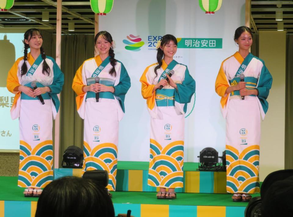 明治安田カラーの浴衣姿で盆踊りに参加したニコラモデルの（左から）崎浜梨瑚、中瀬梨里、葵かんな、かのん