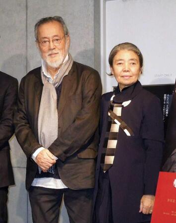 舞台あいさつを行った仲代達矢（左）と樹木希林＝２００４年９月