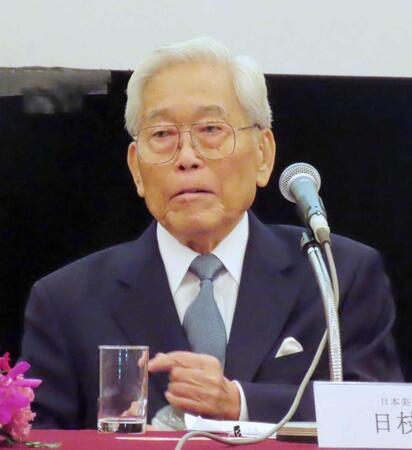 　受賞者発表会見に出席した日枝久日本美術協会会長