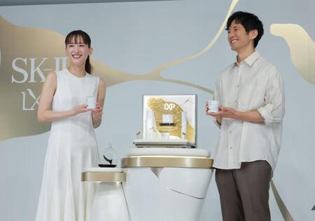 笑顔の綾瀬はるか（左）と西島秀俊（撮影・金田祐二）