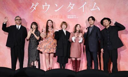 会場を盛り上げた（左から）渡部篤郎、永作博美、仲里依紗、松岡茉優、田中みな実、間宮祥太朗、Ｙｕｋｉ　Ｓａｉｔｏ監督（撮影・金田祐二）