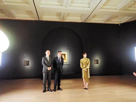 レオナルド・ダ・ヴィンチ「女性の肖像」（奥）と（左から）菅谷富夫・国立新美術館館長、クリストフ・ルリボー　ルーヴル美術館総裁・館長、北川景子