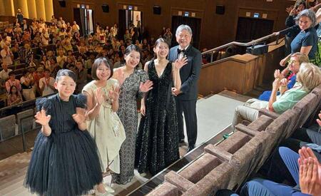 公式上映後、観客の拍手に応える（左から）岡田六花、七瀬ふうり、蒔田彩珠、出口夏希、是枝裕和監督