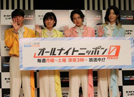 手を振る（左から）モナキのじん、おヨネ、ケンケン、サカイＪｒ．