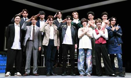 ポーズをとる尾上松也（前列左端）とＳＨＯＷーＷＡとＭＡＴＳＵＲＩのメンバー（撮影・園田高夫）