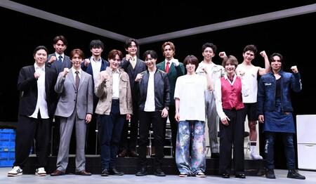 （前列左から）演出の尾上松也、ＳＨＯＷーＷＡの寺田真二郎、向山毅、塩田将己、（後列左から）山本佳志、青山隼、井筒雄太とＭＡＴＳＵＲＩの（前列右から）柳田優樹、松岡卓弥、小野寺翼、（後列右から）鈴木渉、橋爪健二、渡辺真（撮影・園田高夫）