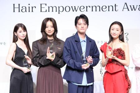 「『髪にドラマを』Ｈａｉｒ　Ｅｍｐｏｗｅｒｍｅｎｔ　Ａｗａｒｄ　２０２６」に出席した（左から）ダレノガレ明美、夏菜、中山優馬、松本まりか