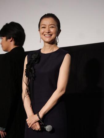 舞台あいさつで笑顔を輝かせる鈴木京香