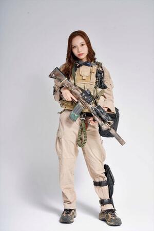 サバゲー雑誌「ＰＥＡＣＥ　ＣＯＭＢＡＴ　Ｖｏｌ．６５」に登場する川越紗彩（Ｃ）アストワ　
