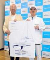 ２０２７年春にヨットでの単独無寄港太平洋横断に挑戦する堀江謙一氏（右）