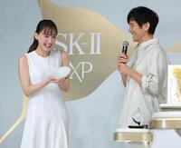 笑顔でトークする西島秀俊（右）と綾瀬はるか（撮影・金田祐二）