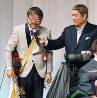 東京スポーツ映画大賞の授賞式でビートたけし（右）からマイクを向けられるグレート義太夫さん＝２０１９年２月