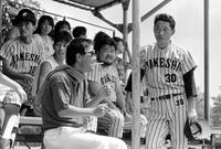 たけし軍団対スポーツ紙の野球対決に参加（右から２人目）＝１９８７年７月