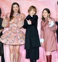 笑顔でポーズをとる（左から）仲里依紗、松岡茉優、田中みな実（撮影・金田祐二）