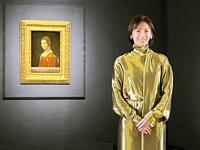 　レオナルド・ダ・ヴィンチ「女性の肖像」の横で笑顔を見せる北川景子